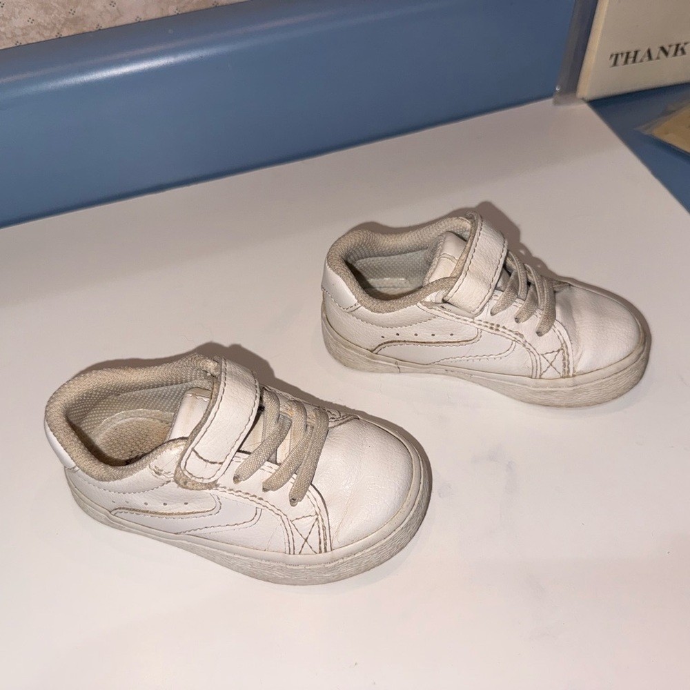Sneaker: Kids White Sneakers